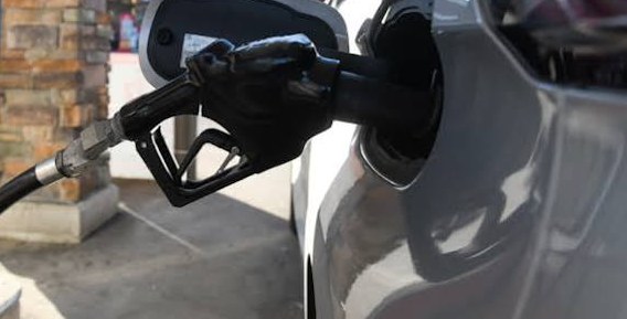 Fuel nozzle refuelling a vehicle